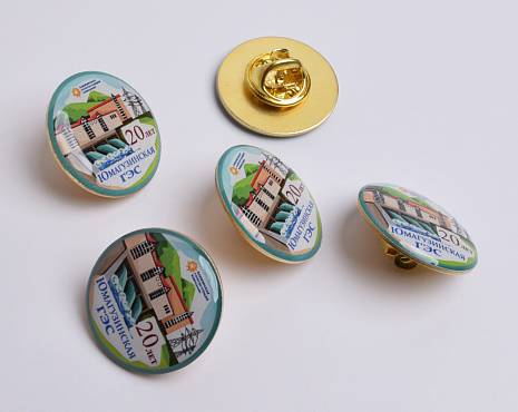 Пример работ «Значки со смолой» №1